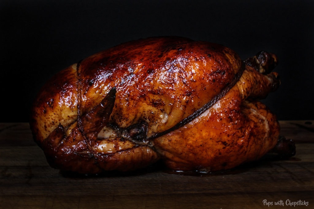  ugnsrostad fem krydda Peking kyckling sidovy på en skärbräda