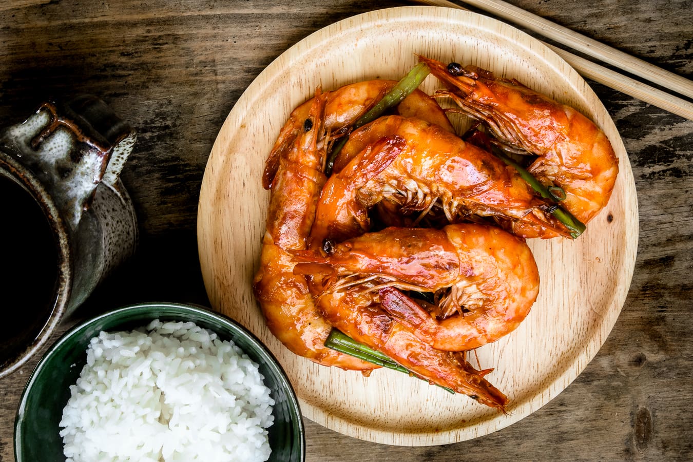 Chinese ketchup shrimp on a wooden plate served with white rice
