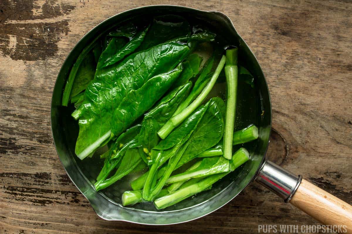 Parboiling yu choy for beef chow ho fun