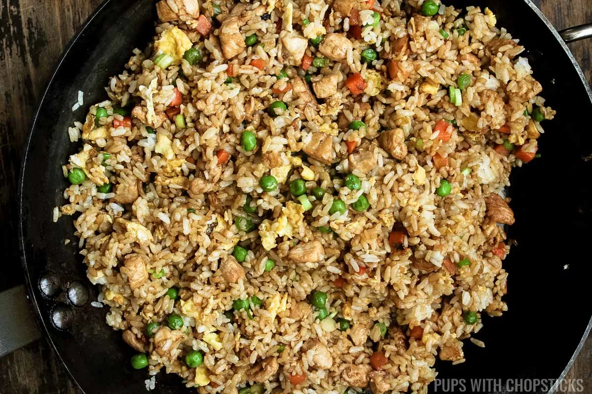 Mix chicken fried rice in a frying pan.