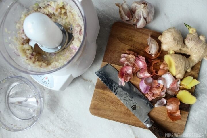 Prepare the garlic, ginger and onion in a food processor.
