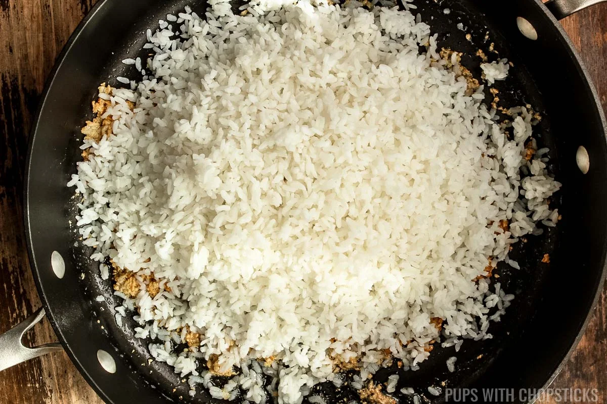 Adding cold rice into frying pan