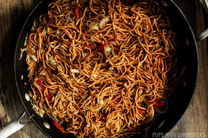 Hakka noodles in a frying pan.