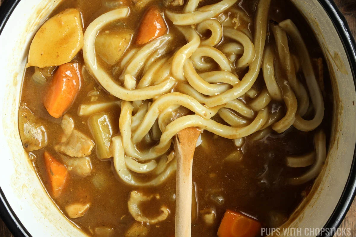 Cooking udon noodles in curry soup