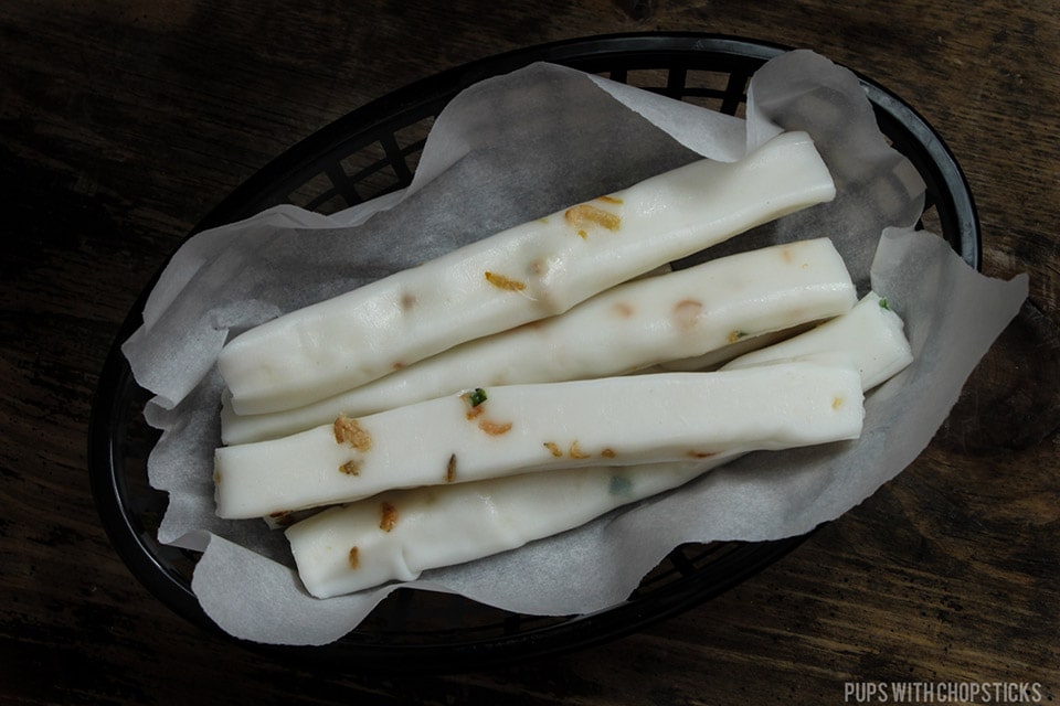Chinese rice noodle rolls (cheung fun) in a black basket