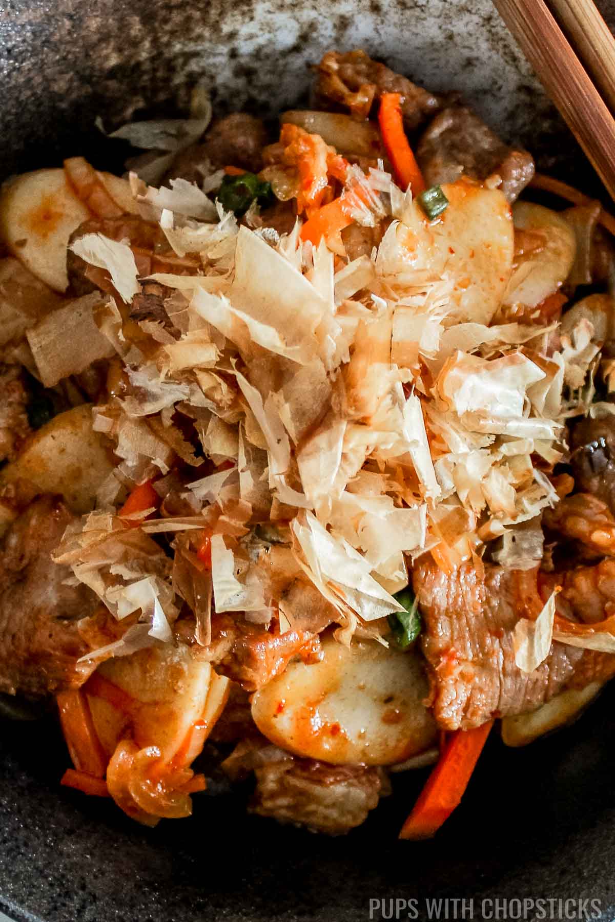 https://pupswithchopsticks.com/wp-content/uploads/stir-fried-kimchi-rice-cakes-1-new.jpg