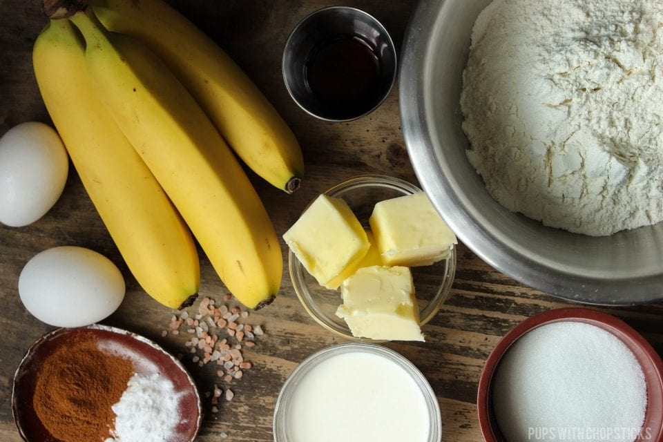 Ingredients for easy banana bread (bananas, eggs, cinnamon, butter, flour, vanilla extract, condensed milk, sugar)